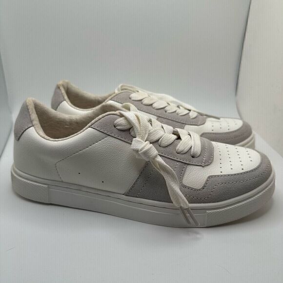 CUSHIONAIRE Women's Trophy lace up Sneaker +Comfort Foam 7 WIDE WHITE/GRAY - Picture 1 of 7